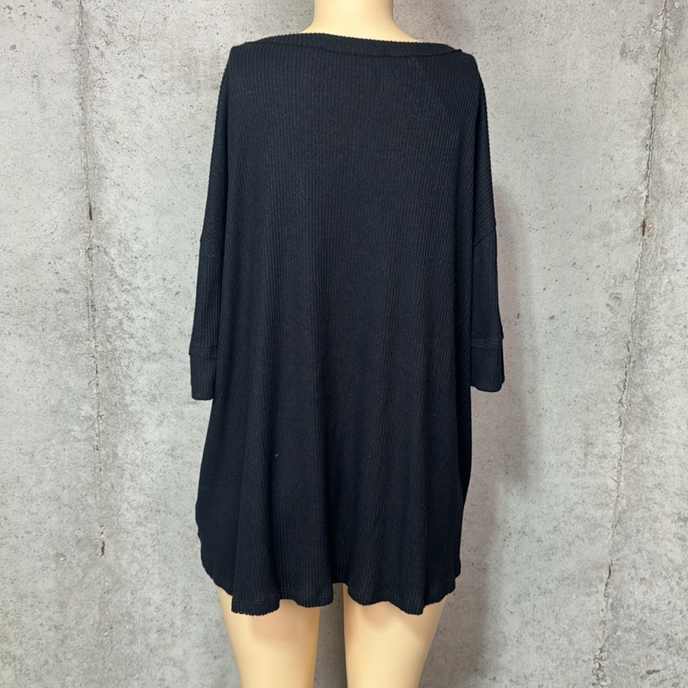 Three Bird Nest Leila Ribbed Henley oversized Top - Black - Picture 6 of 9